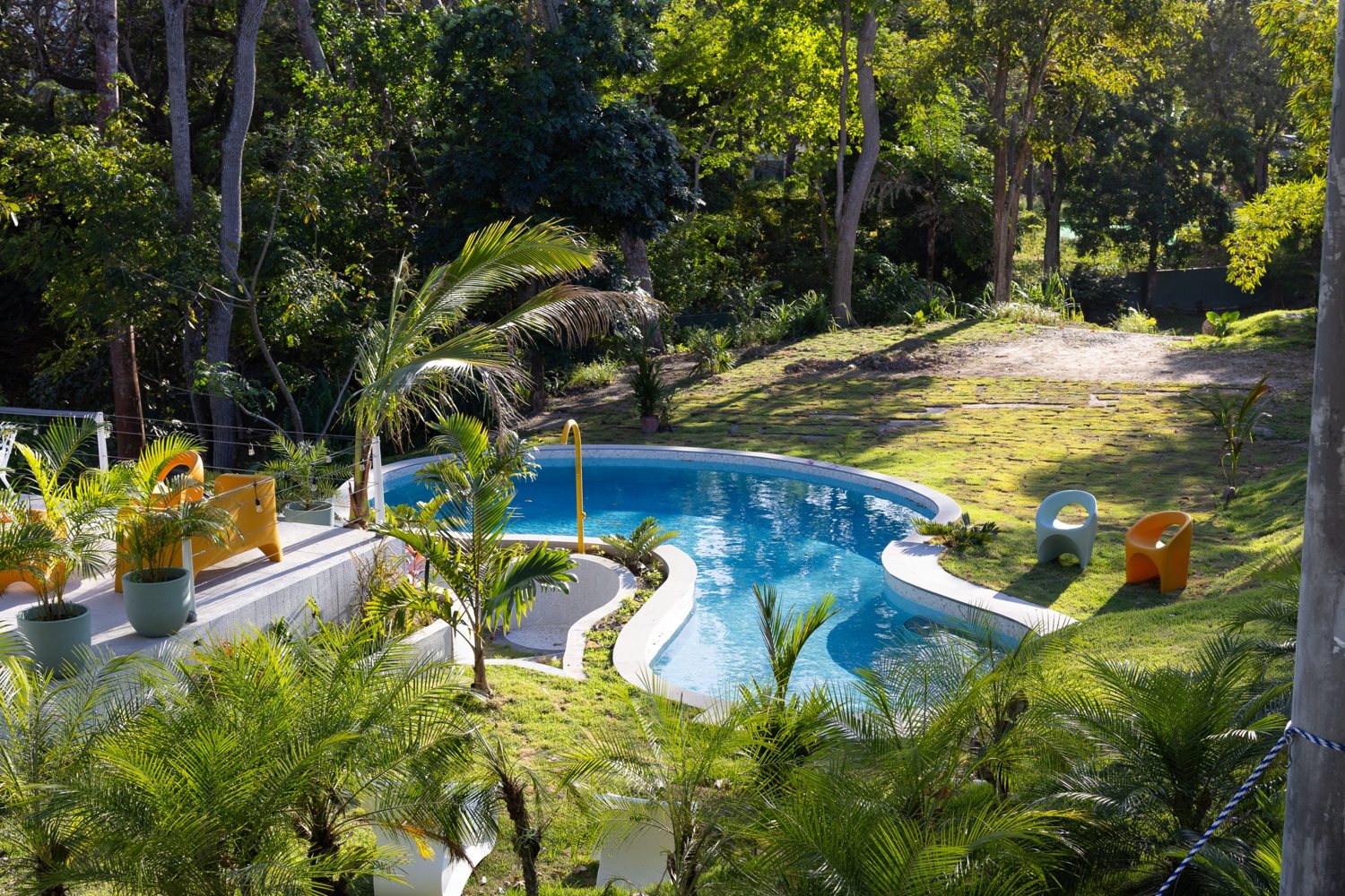 Los jardines y la piscina