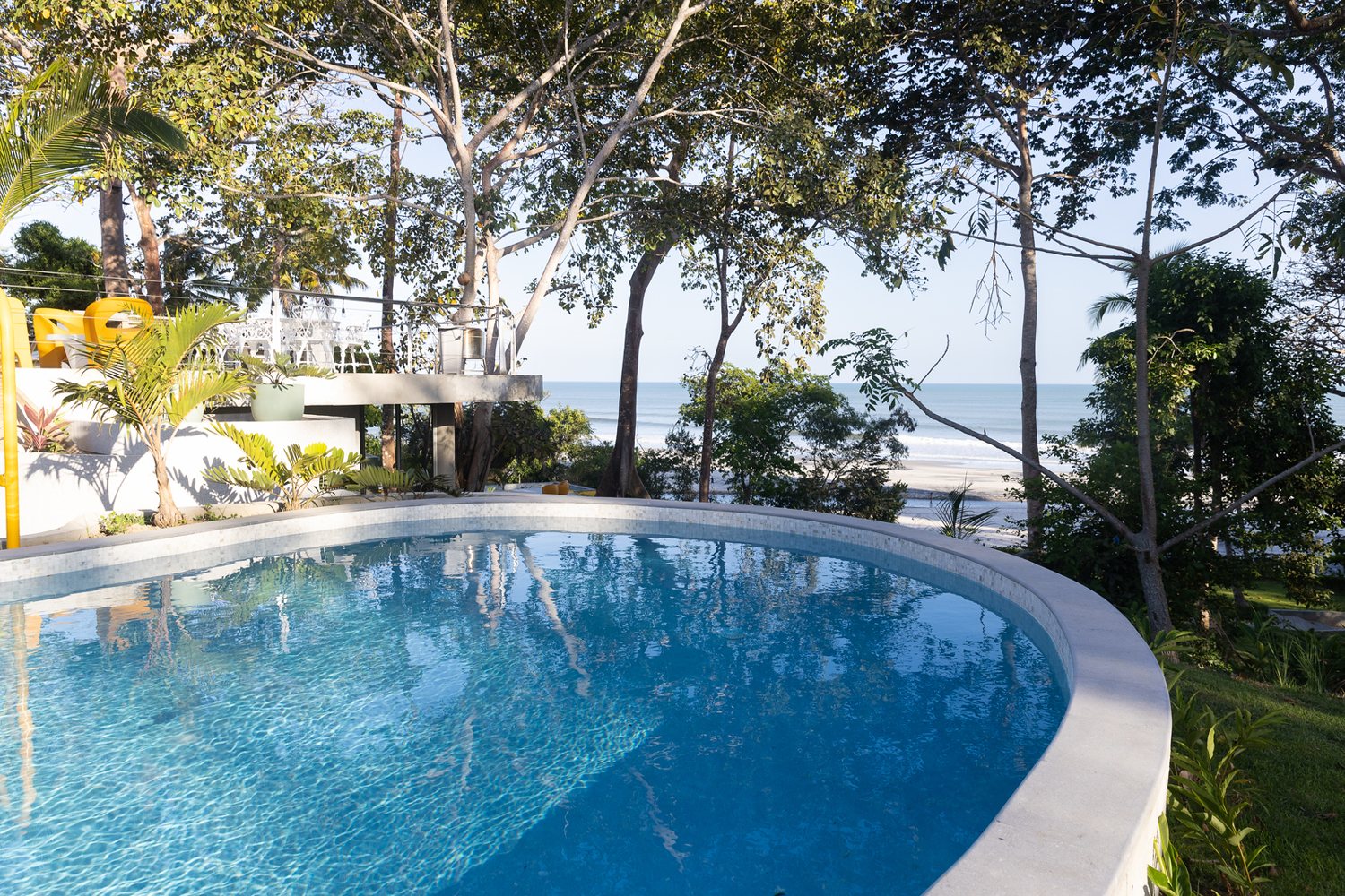 La piscina con vista al mar